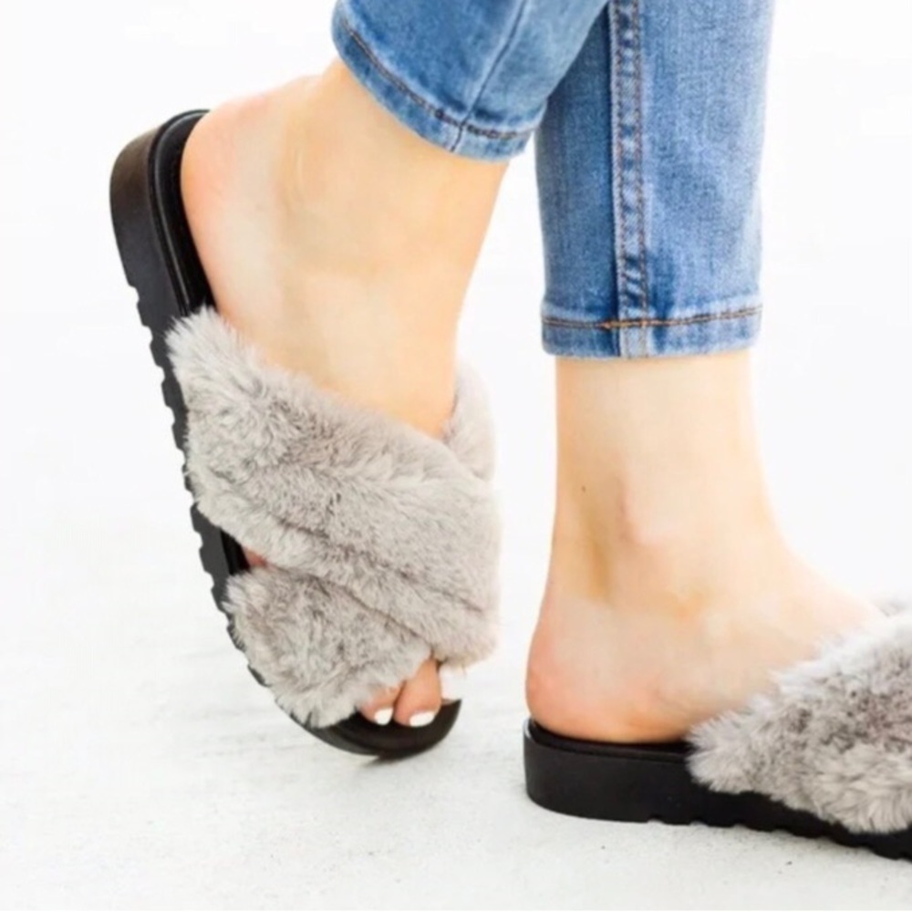 NEW Qupid Conner Faux Fur Slide Slippers Criss Cross Slip On Sandals Gray Size 7